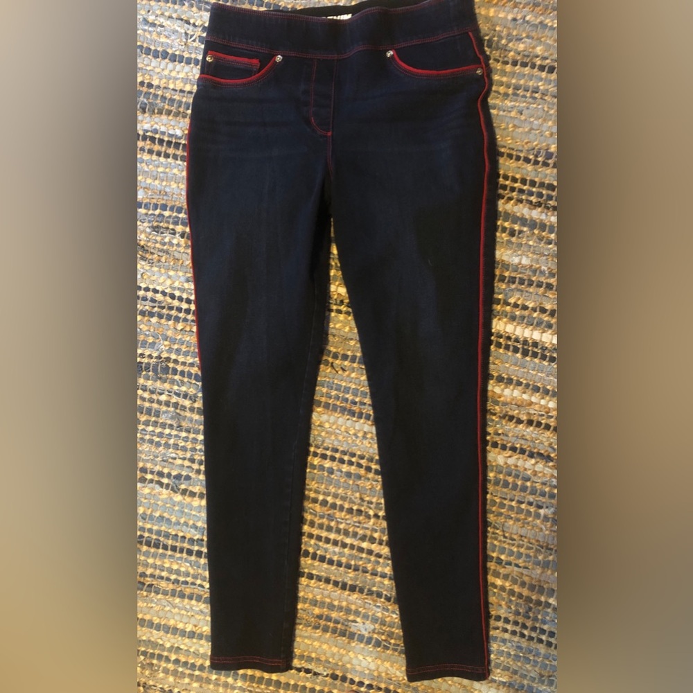 Stylish Black Jeans with Red Accents
Luxe Denim Jeggings
Size M